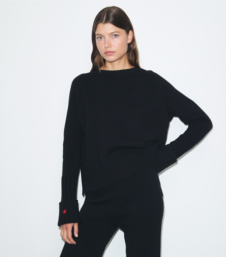 Tory Burch diseñador suéteres Jersey de lana merino en BLACK detalle en modelo