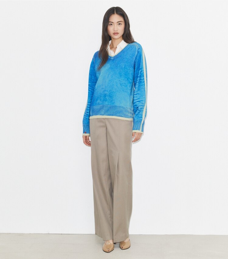 Tory Burch diseñador suéteres Jersey de lana merino en Antique Travertine/ V-Neck Print frente en modelo