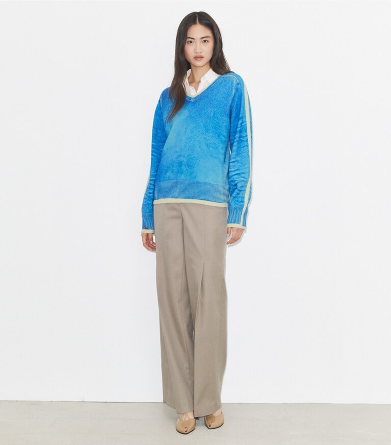 Tory Burch diseñador suéteres Jersey de lana merino en Antique Travertine/ V-Neck Print frente en modelo