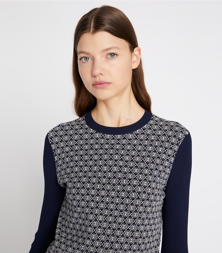 Tory Sport diseñador suéteres Jersey de punto técnico con monograma de T en Tory Navy T Mono Knit Small en el modelo (detalle)