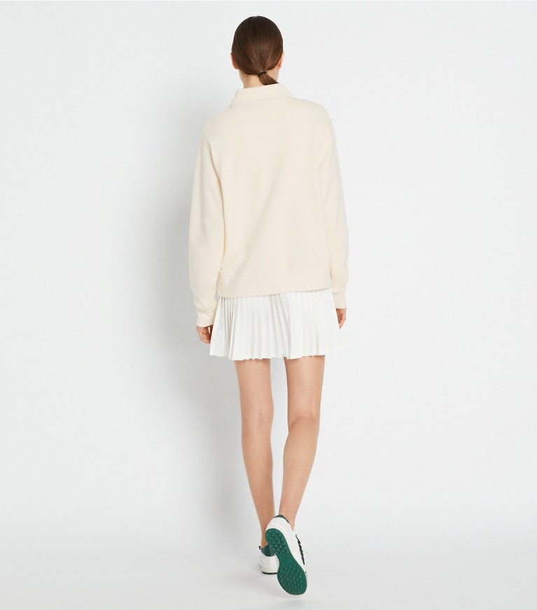 Tory Burch diseñador tops Jersey de tenis de felpa francesa gruesa con media cremallera en Ivory Pearl / Tory Navy en el modelo (espalda)