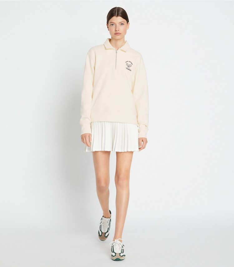 Tory Burch diseñador tops Jersey de tenis de felpa francesa gruesa con media cremallera en Ivory Pearl / Tory Navy en el modelo (frente)
