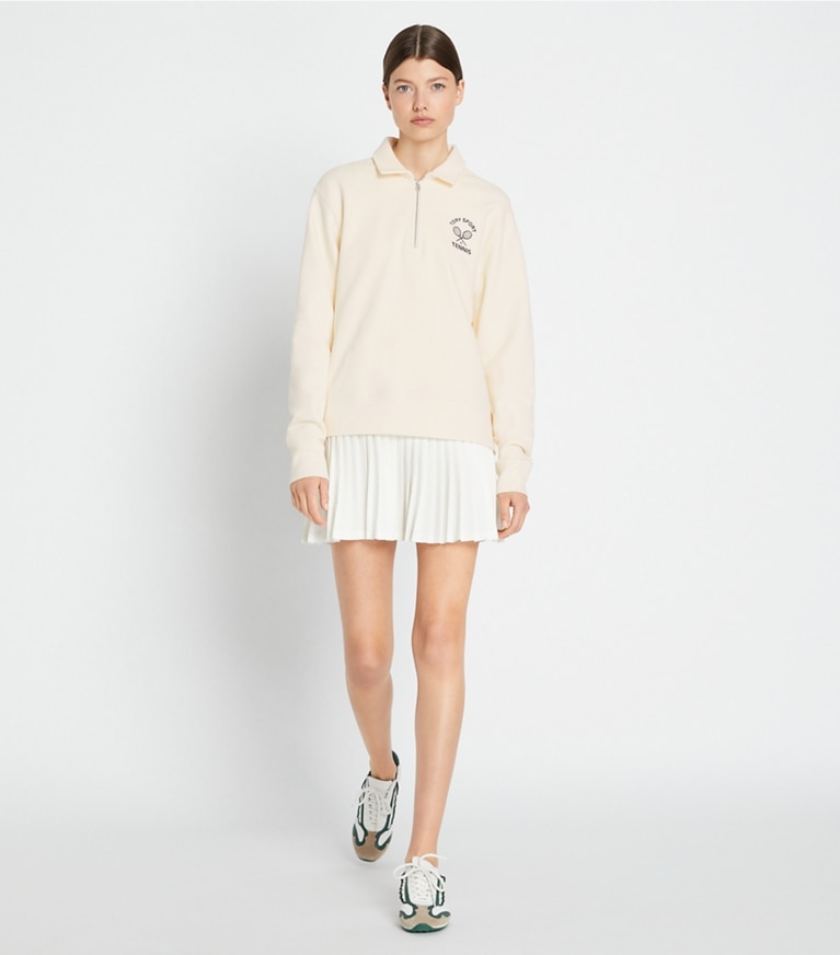 Tory Burch diseñador tops Jersey de tenis de felpa francesa gruesa con media cremallera en Ivory Pearl / Tory Navy en el modelo (frente)