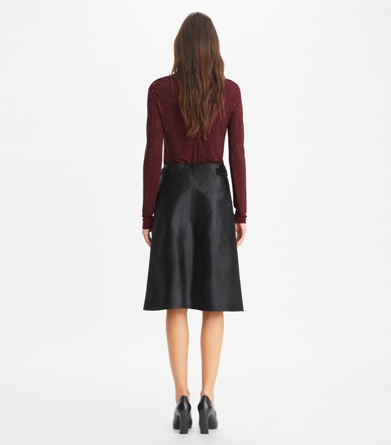 Tory Burch diseñador tops Jersey de viscosa con cuello alto y adornos en Divine Burgundy parte posterior en modelo