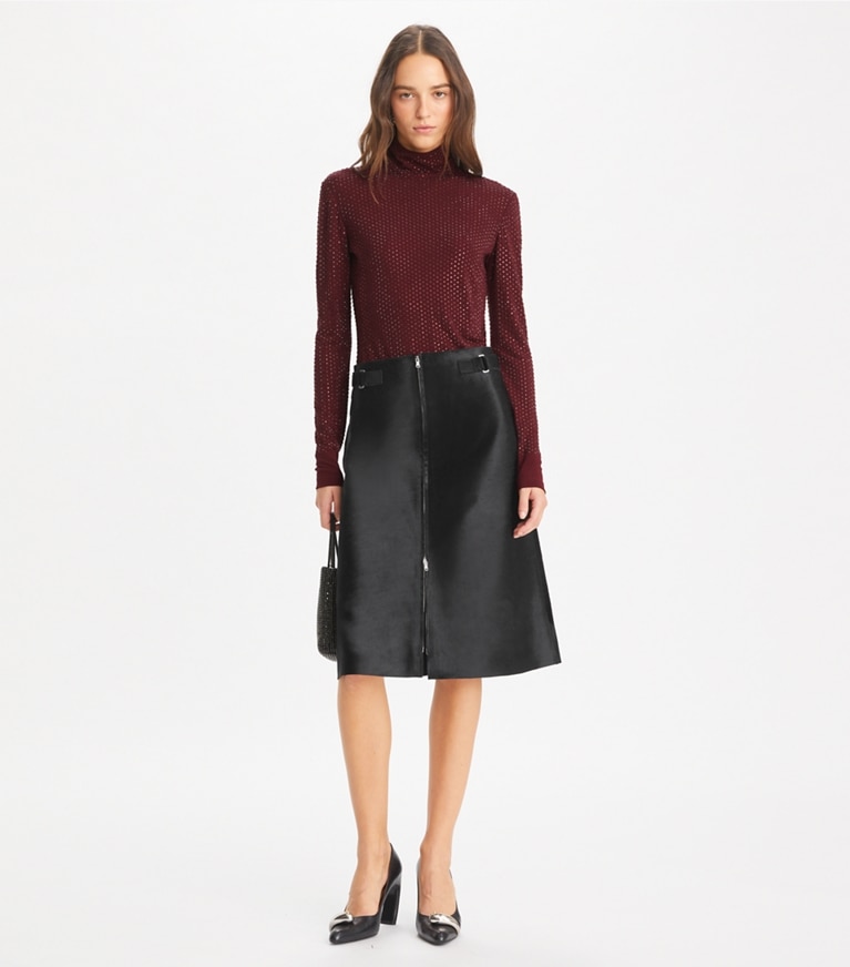 Tory Burch diseñador tops Jersey de viscosa con cuello alto y adornos en Divine Burgundy frente en modelo