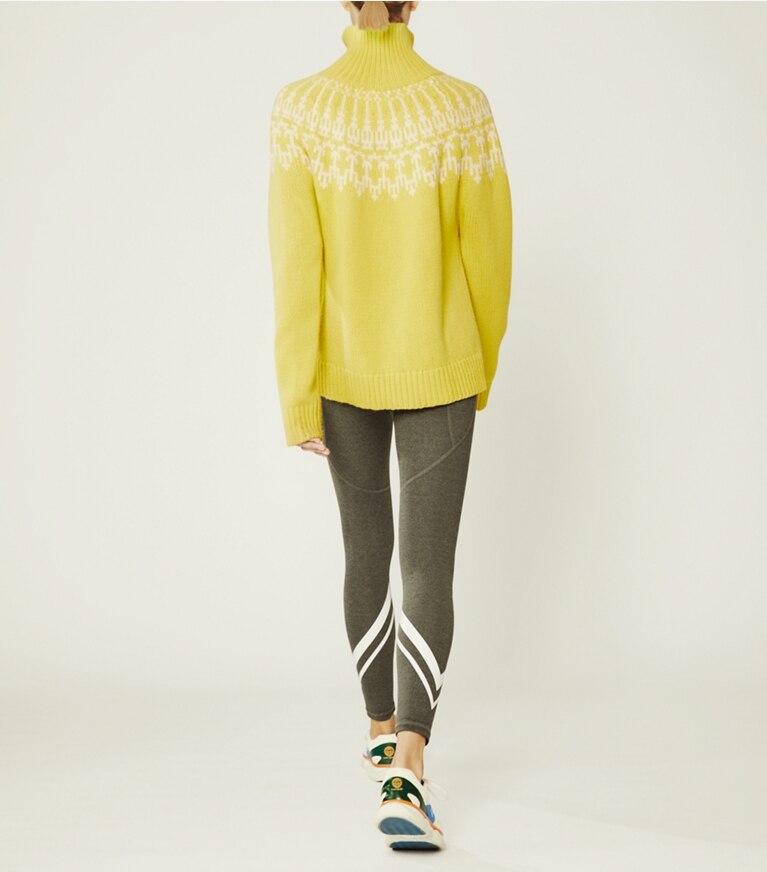 Tory Sport diseñador suéteres Jersey Fair Isle de lana merina en Citrea Mountain Fair Isle en el modelo (espalda)