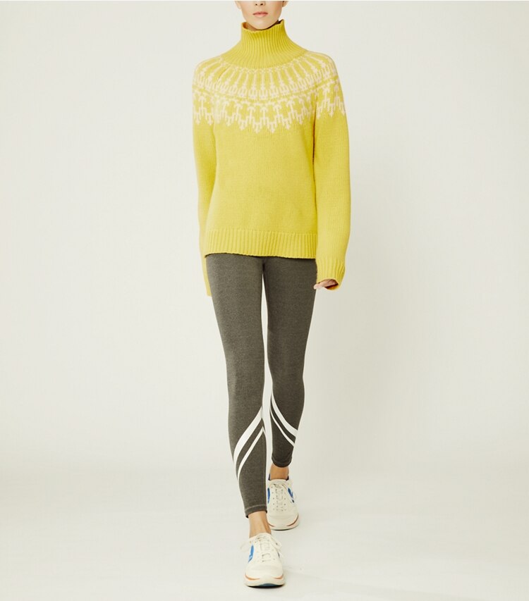 Tory Sport diseñador suéteres Jersey Fair Isle de lana merina en Citrea Mountain Fair Isle en el modelo (frente)