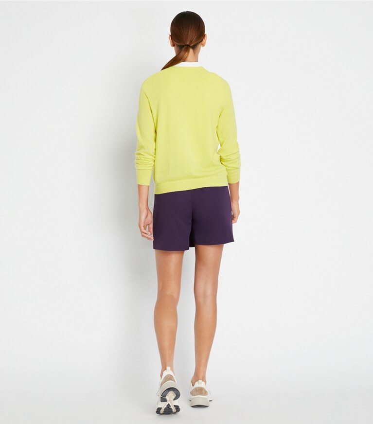 Tory Sport diseñador suéteres Jersey raglán de cachemira con pajarito en Lemon Glow en el modelo (espalda)