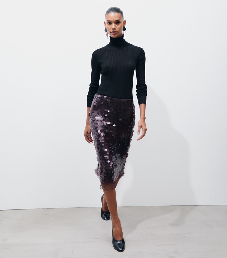 Tory Burch designer bas Jupe à paillettes in Smoky Plum sur mannequin, devant