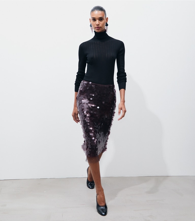 Tory Burch designer bas Jupe à paillettes in Smoky Plum sur mannequin, devant
