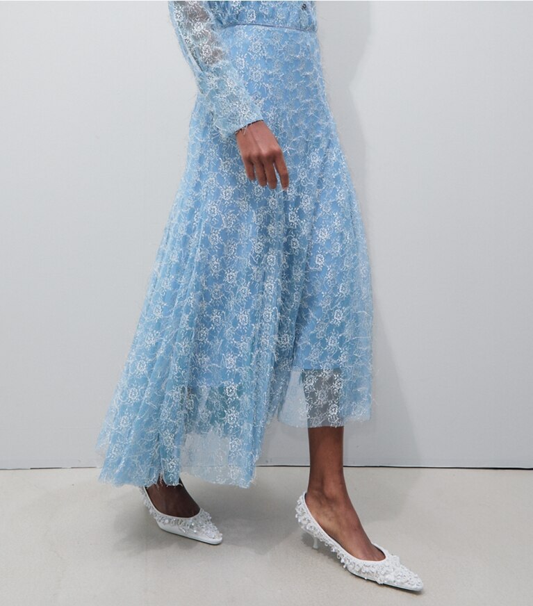 Tory Burch designer bas Jupe à volants en dentelle de Chantilly in Blue Porcelain on model detail