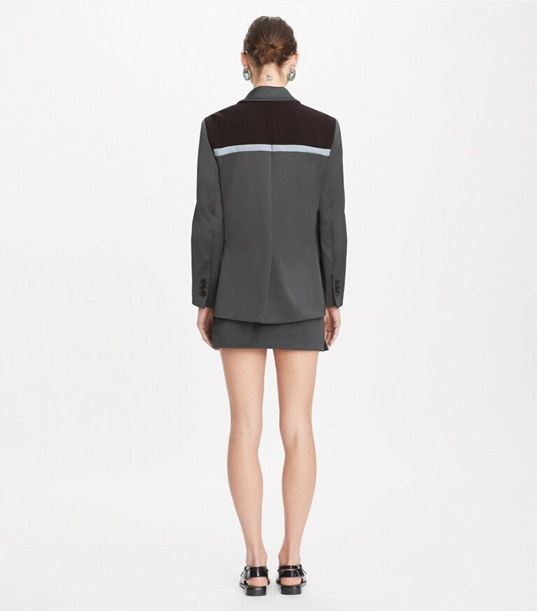 Tory Burch designer bas Jupe à volants en nylon dans Coal Gray sur modèle, de dos
