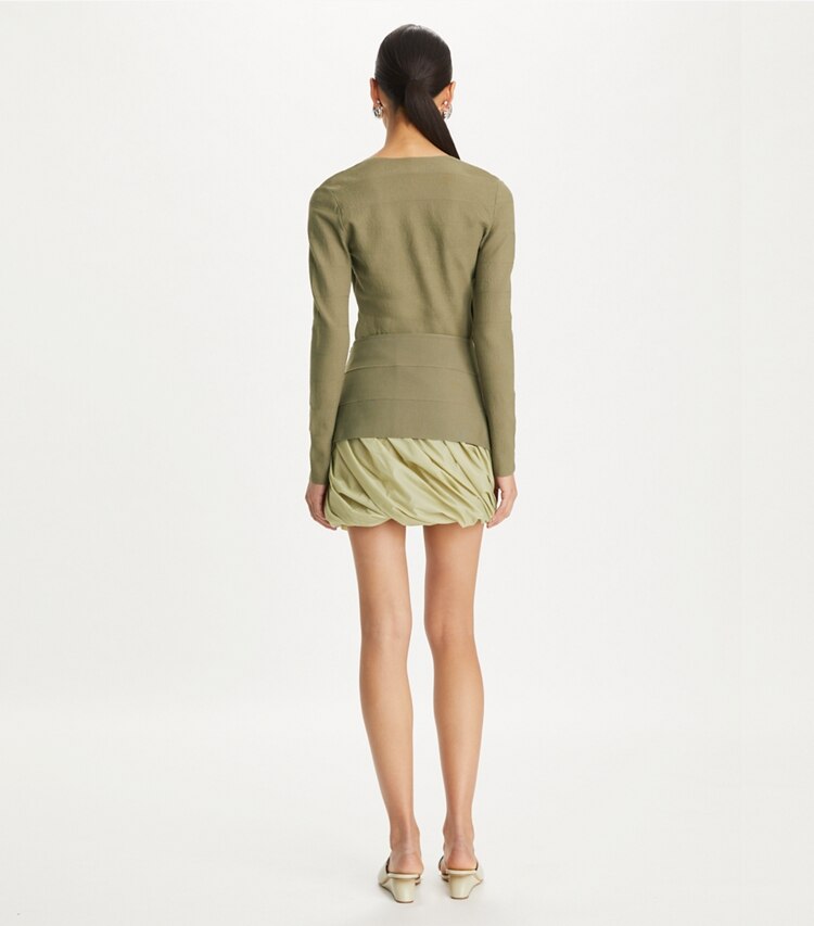 Tory Burch designer bas Jupe bandage dans Sheer Spruce sur modèle, de dos