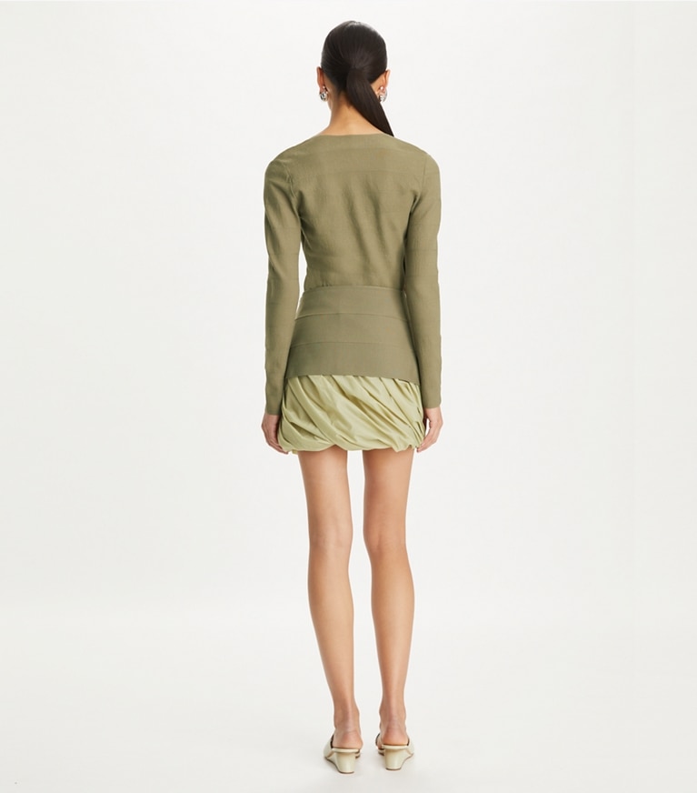 Tory Burch designer bas Jupe bandage dans Sheer Spruce sur modèle, de dos
