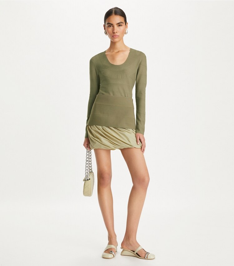 Tory Burch designer bas Jupe bandage dans Sheer Spruce sur modèle, de face