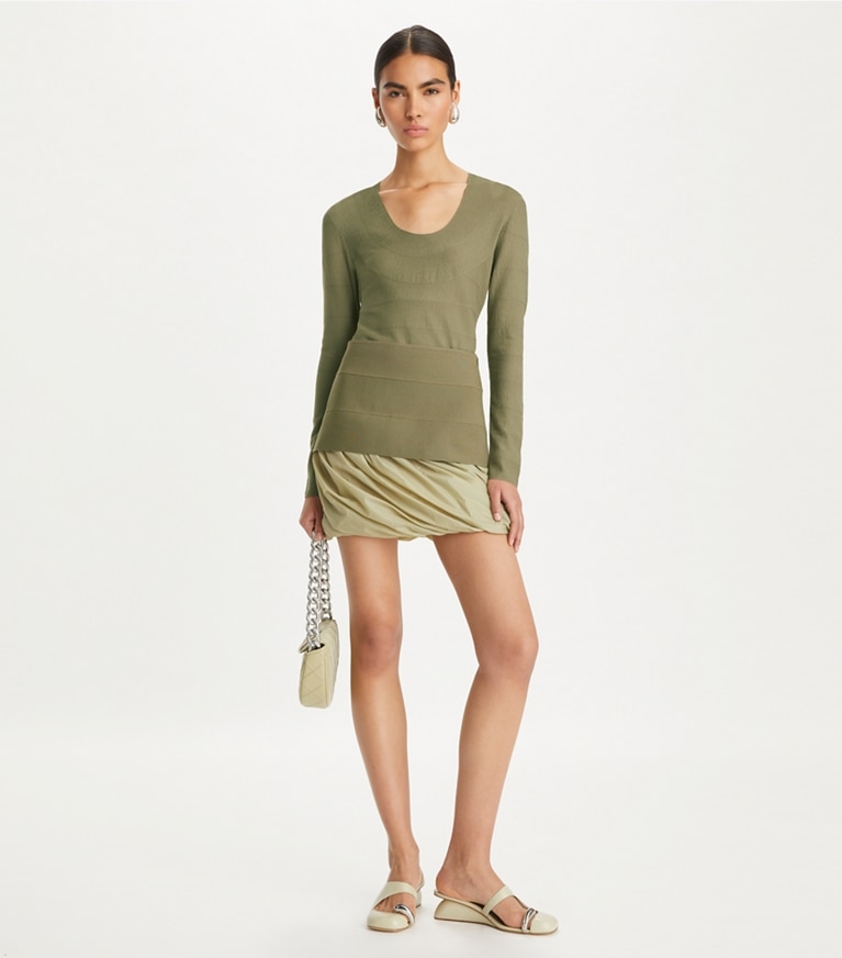 Tory Burch designer bas Jupe bandage dans Sheer Spruce sur modèle, de face