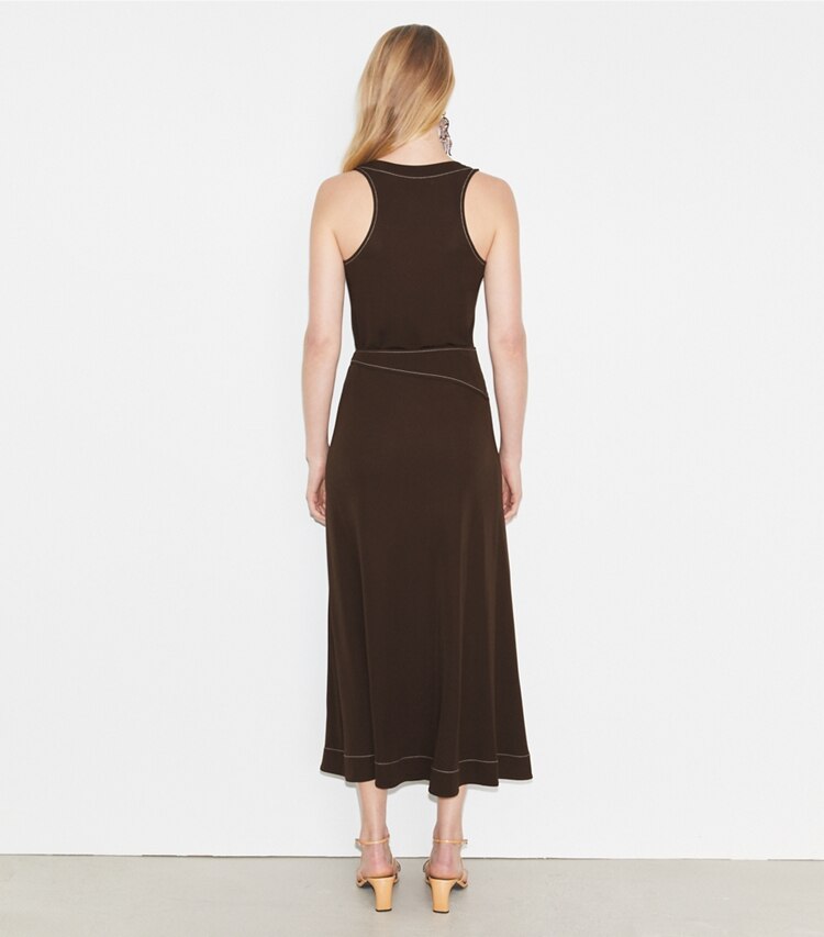 Tory Burch designer bas Jupe ceinturée en jersey dans Deep Chocolate sur modèle, de dos