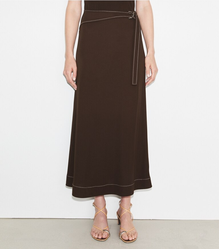 Tory Burch designer bas Jupe ceinturée en jersey dans Deep Chocolate détail sur modèle
