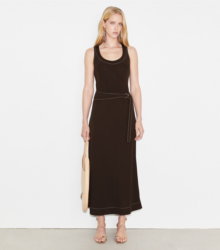Tory Burch designer bas Jupe ceinturée en jersey dans Deep Chocolate sur modèle, de face