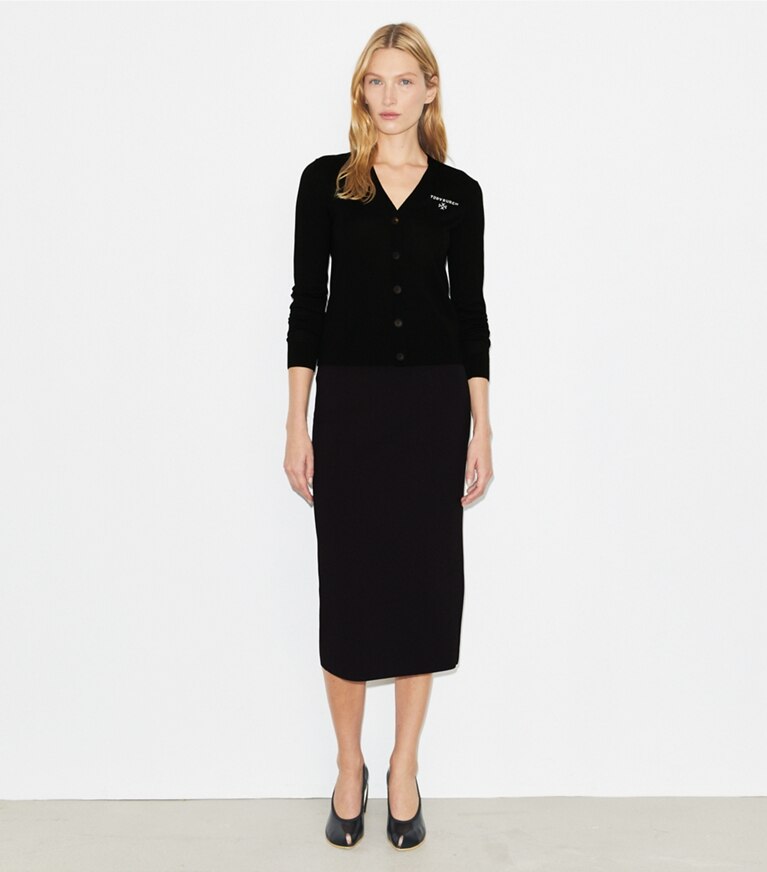Tory Burch designer bas Jupe crayon à compression dans Black sur modèle, de face