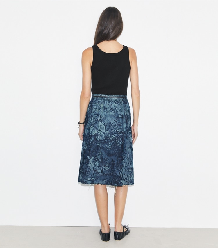 Tory Burch designer bas Jupe déstructurée en denim imprimé in Indigo Alien on model back