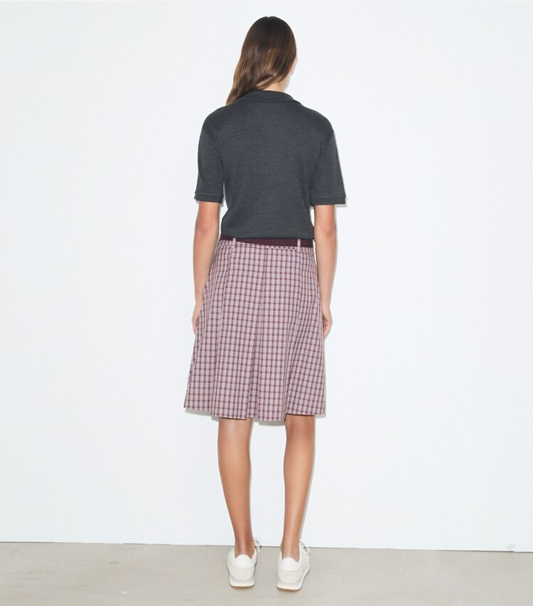 Tory Burch designer bas Jupe de golf à carreaux dans Burgundy Plaid sur modèle, de dos