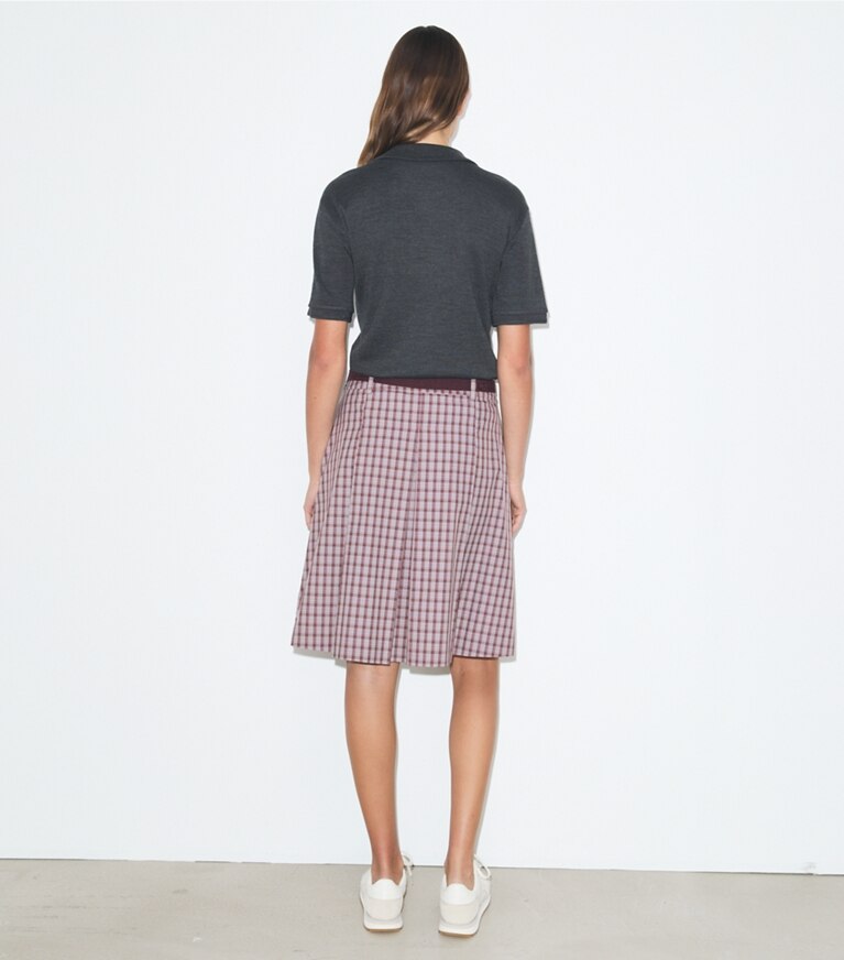 Tory Burch designer bas Jupe de golf à carreaux dans Burgundy Plaid sur modèle, de dos
