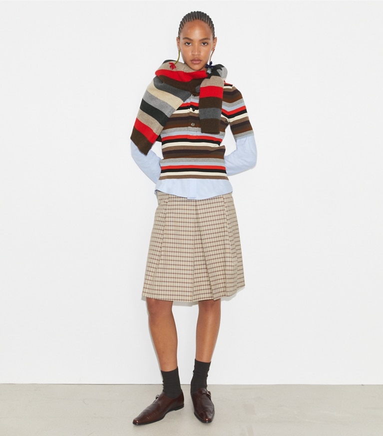 Tory Burch designer bas Jupe de golf à carreaux dans Crimson Rust Dense Plaid Sport sur modèle, de face