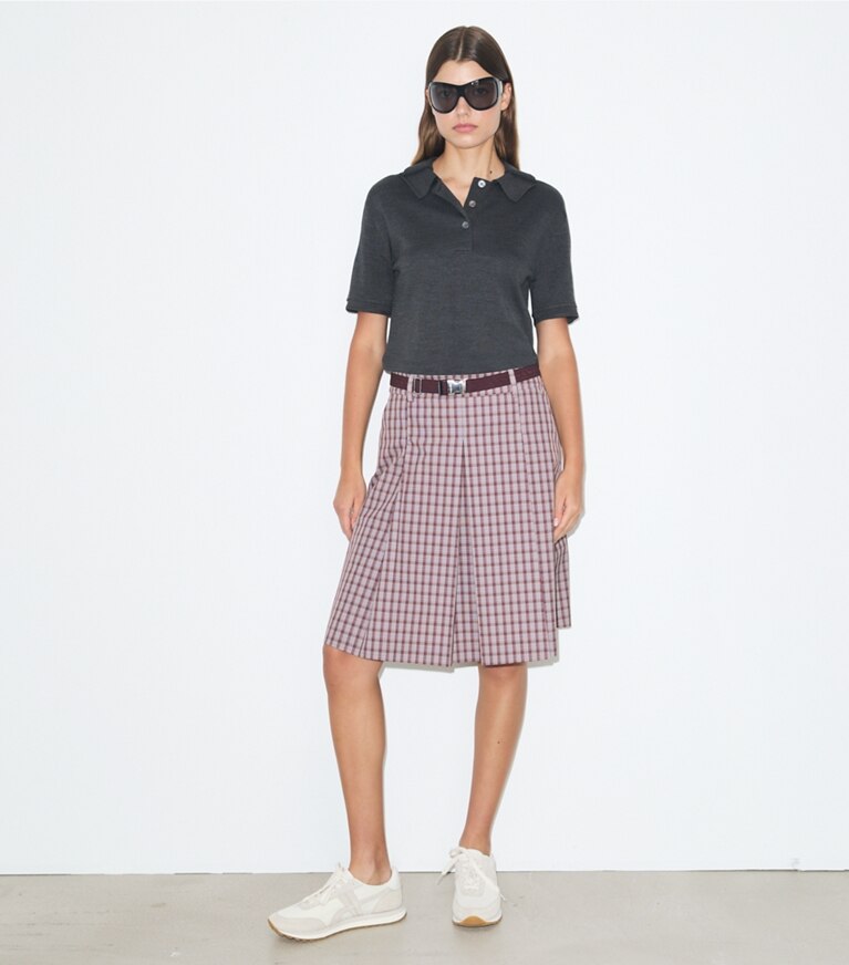 Tory Burch designer bas Jupe de golf à carreaux dans Burgundy Plaid sur modèle, de face