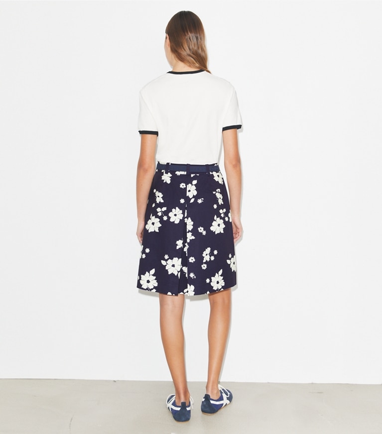 Tory Burch designer bas Jupe de golf à pinces dans Medium Navy Contrast Floral sur modèle, de dos