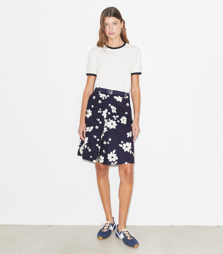Tory Burch designer bas Jupe de golf à pinces dans Medium Navy Contrast Floral sur modèle, de face