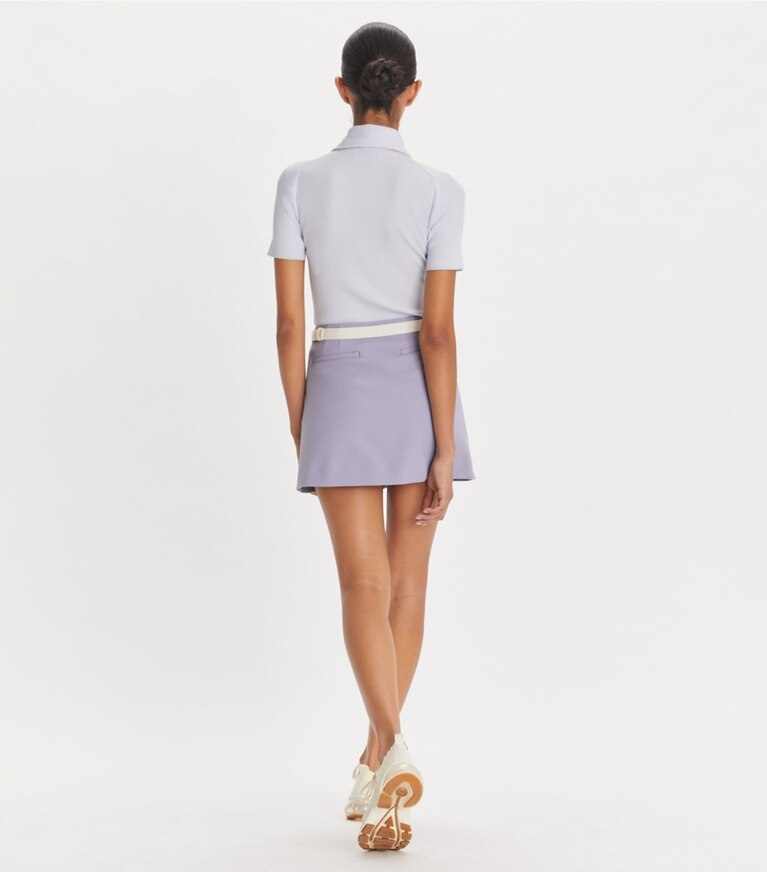 Tory Sport designer bas Jupe de golf à volants extensible dans Lilac Whisper sur modèle, de dos