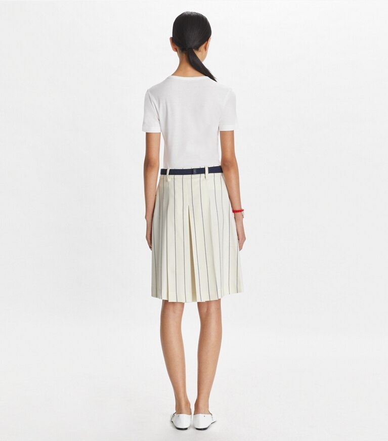 Tory Sport designer bas Jupe de golf en laine technique dans New Ivory Light Stripe sur modèle, de dos