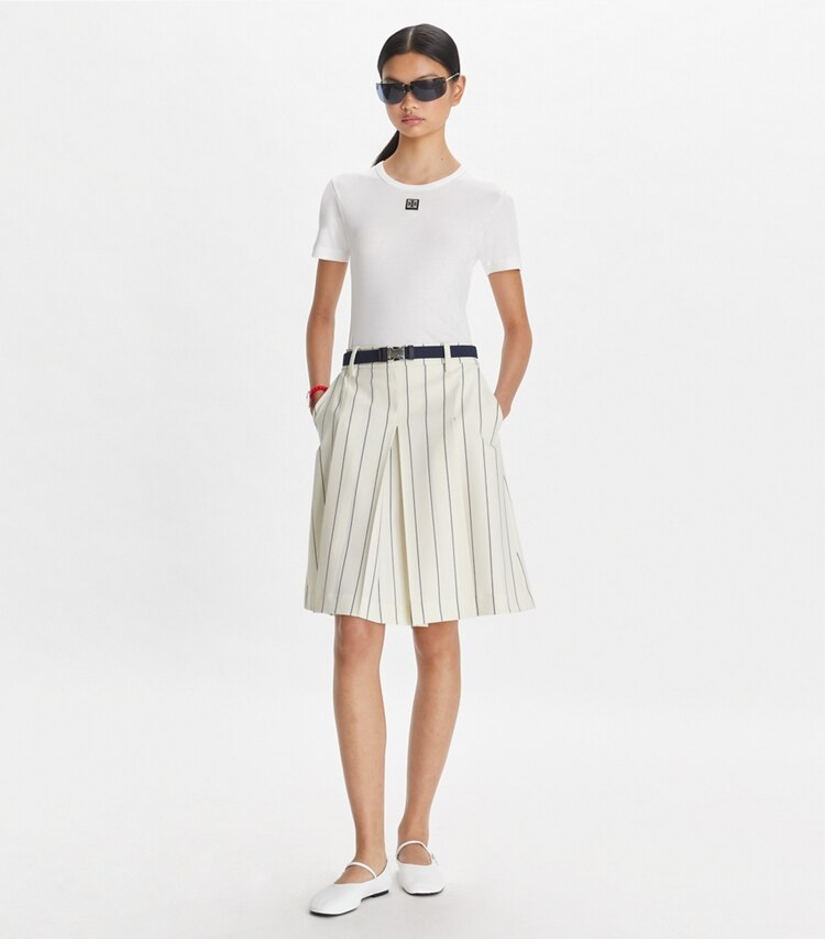 Tory Sport designer bas Jupe de golf en laine technique dans New Ivory Light Stripe sur modèle, de face