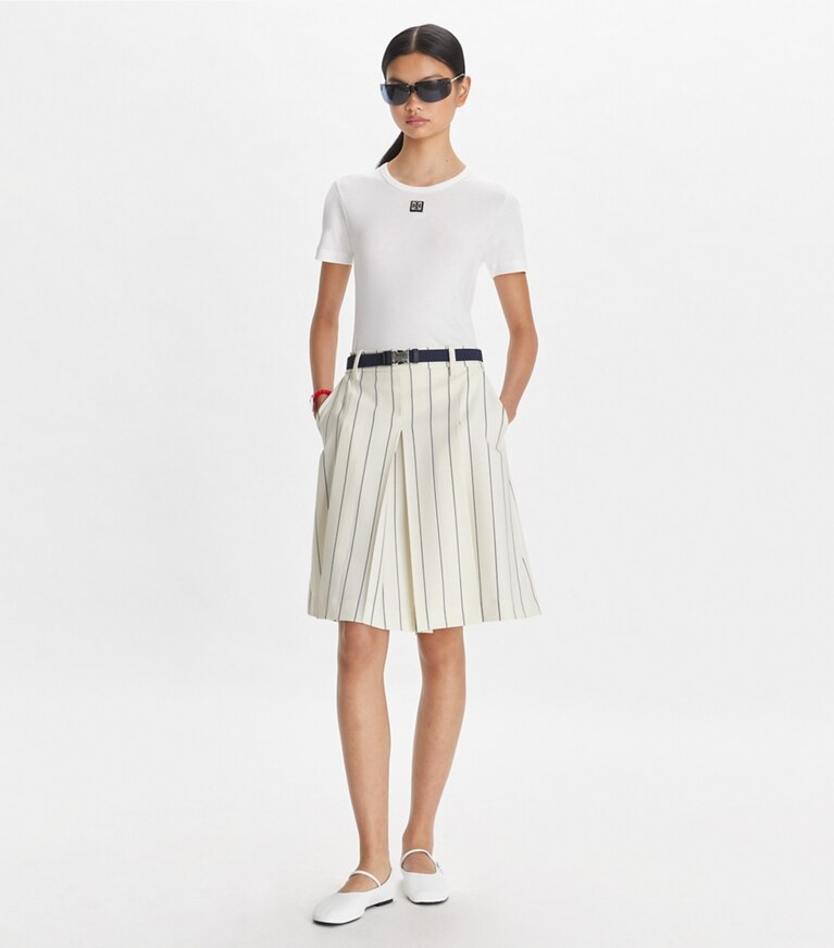 Tory Sport designer bas Jupe de golf en laine technique dans New Ivory Light Stripe sur modèle, de face