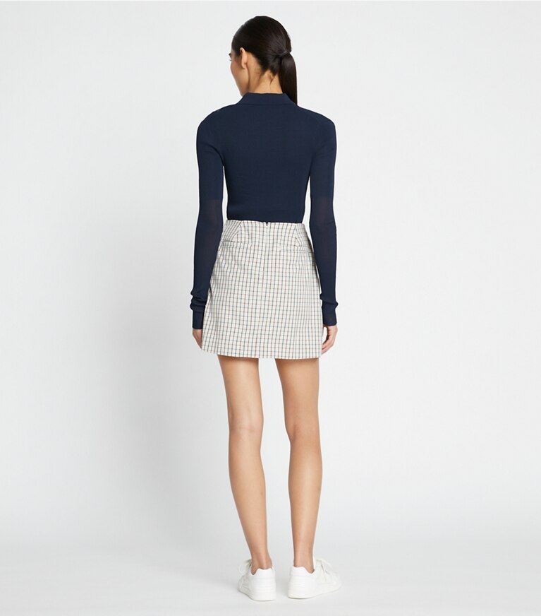 Tory Sport designer bas Jupe de golf en sergé, devant à pinces dans Sesame Mini Plaid sur modèle, de dos