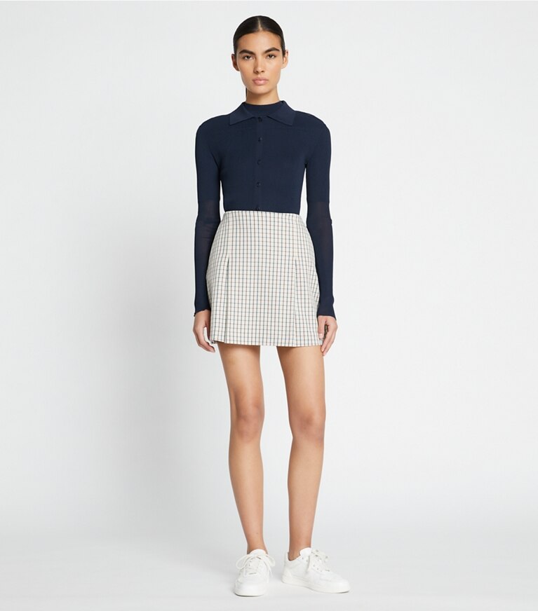 Tory Sport designer bas Jupe de golf en sergé, devant à pinces dans Sesame Mini Plaid sur modèle, de face