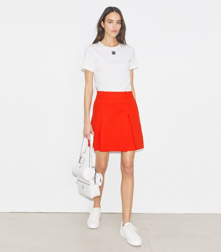 Tory Burch designer bas Jupe de golf plissée en nylon in Blazing Red sur mannequin, devant