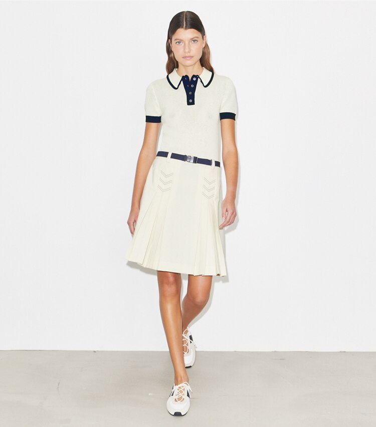 Tory Burch designer bas Jupe de golf plissée extensible in New Ivory sur mannequin, devant