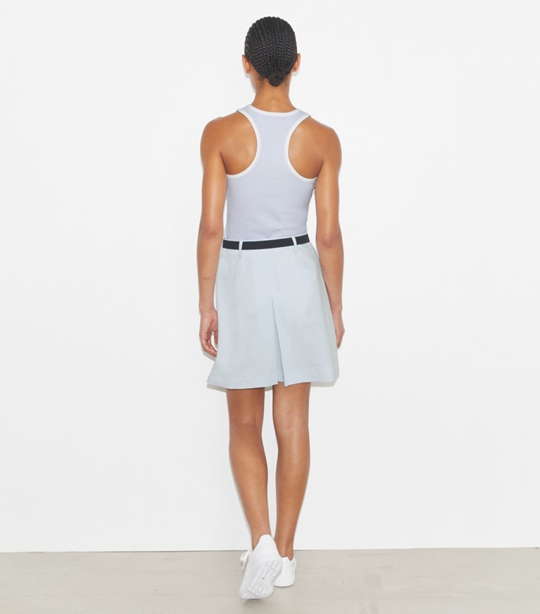 Tory Sport designer bas Jupe de golf T Monogram dans Light Blue T Monogram Mini Sport sur modèle, de dos