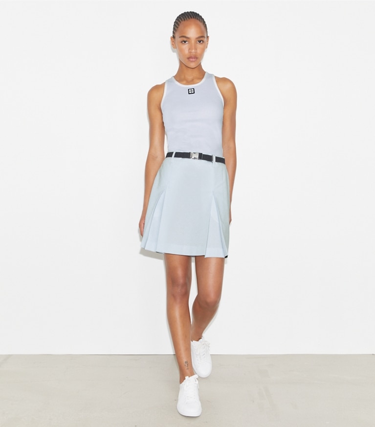 Tory Sport designer bas Jupe de golf T Monogram dans Light Blue T Monogram Mini Sport sur modèle, de face