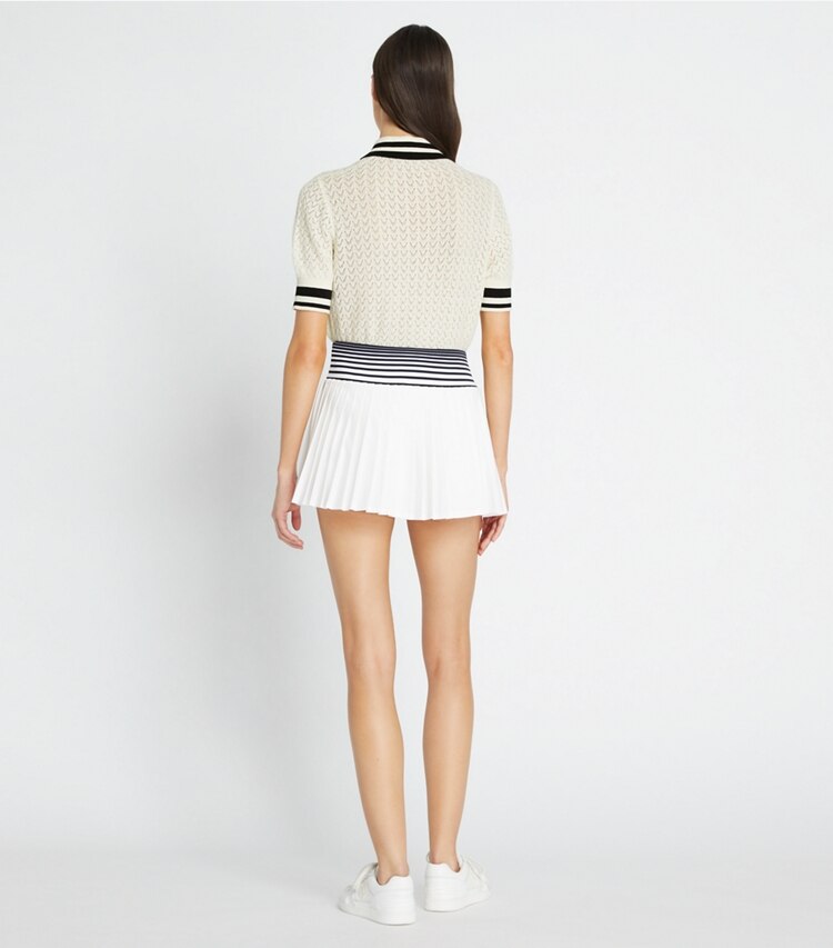 Tory Sport designer bas Jupe de tennis en jersey performance dans Snow White / Tory Navy sur modèle, de dos