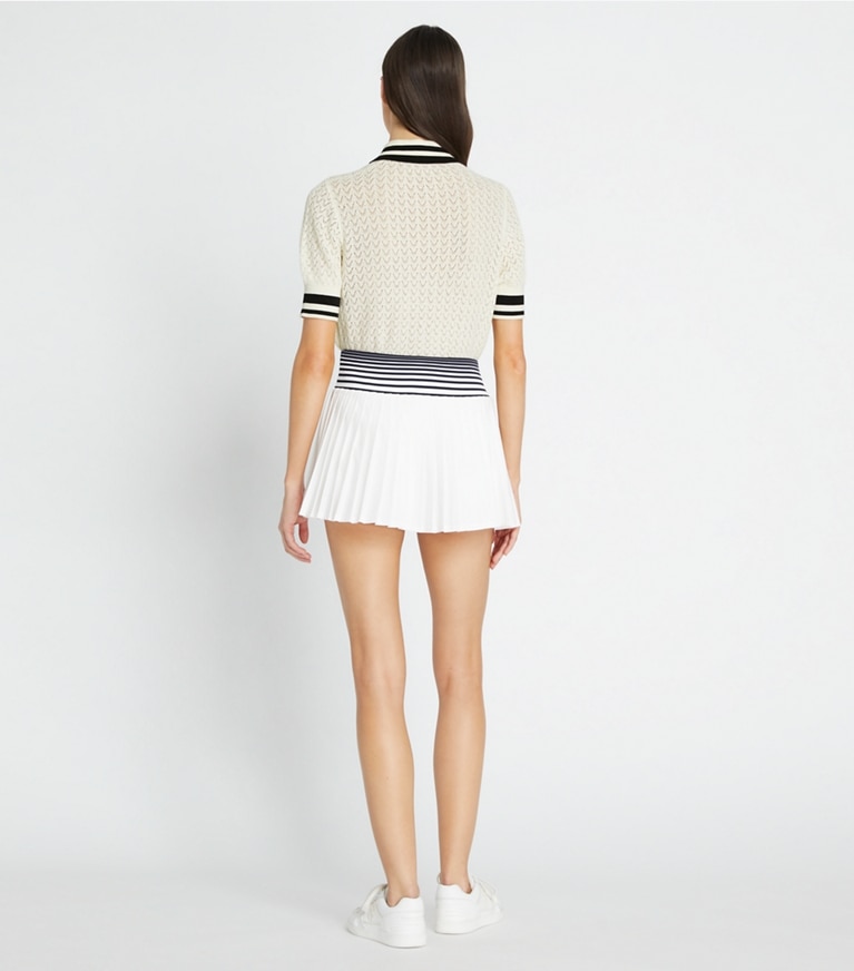 Tory Sport designer bas Jupe de tennis en jersey performance dans Snow White / Tory Navy sur modèle, de dos
