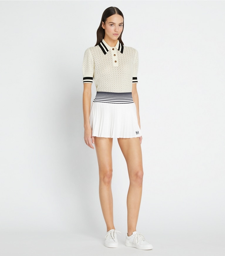 Tory Sport designer bas Jupe de tennis en jersey performance dans Snow White / Tory Navy sur modèle, de face