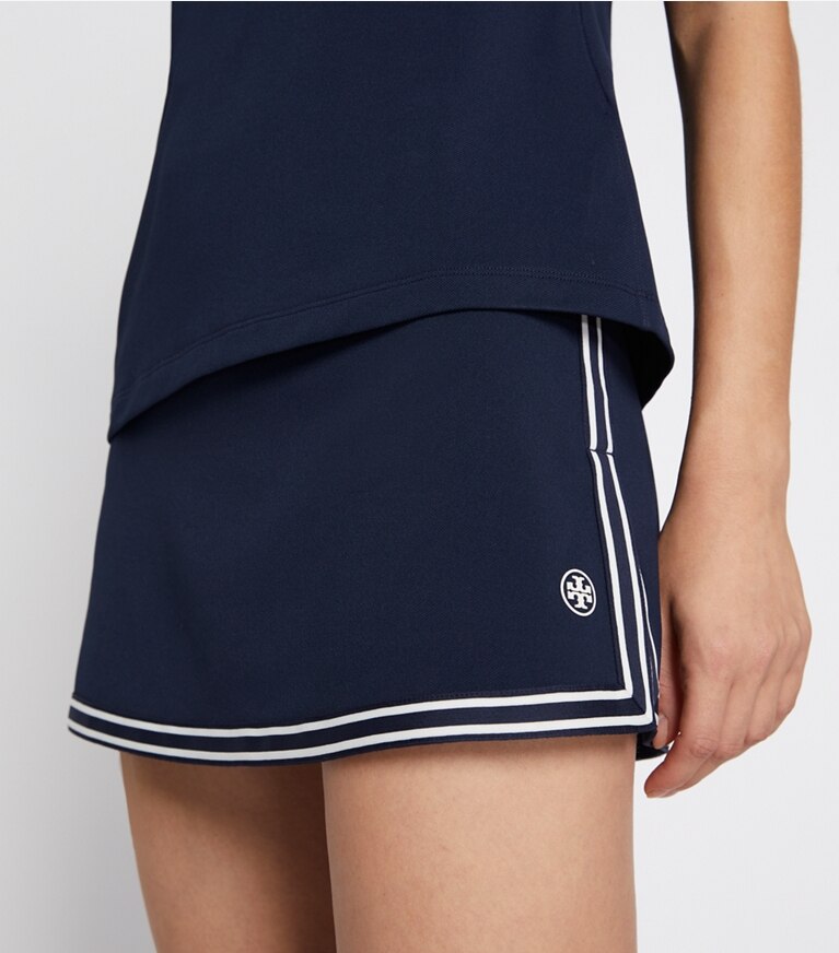 Tory Burch designer bas Jupe de tennis en piqué technique dans Tory Navy détail sur modèle