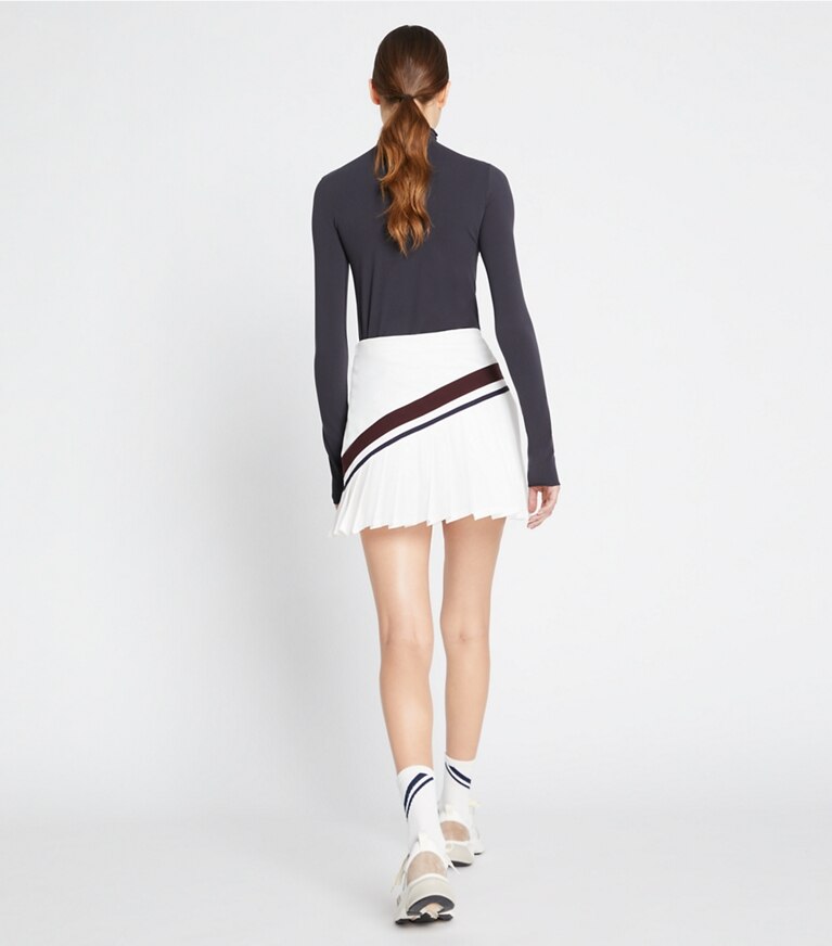 Tory Sport designer bas Jupe de tennis plissée à chevrons in Snow White / Winetasting front