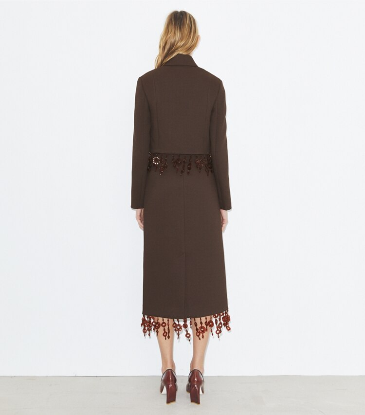 Tory Burch designer bas Jupe en crêpe ornée dans Dark Mocha sur modèle, de dos