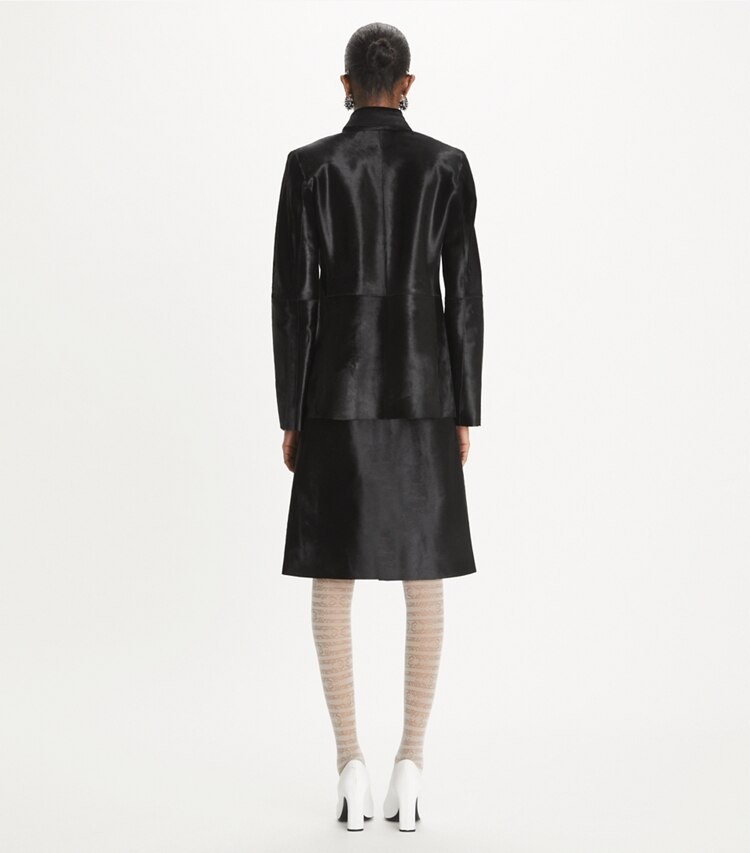 Tory Burch designer bas Jupe en cuir de veau façon poulain zippée sur le devant in Black on model back