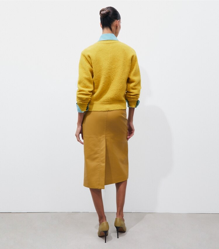 Tory Burch designer bas Jupe en cuir dans Sienna Gold sur modèle, de dos