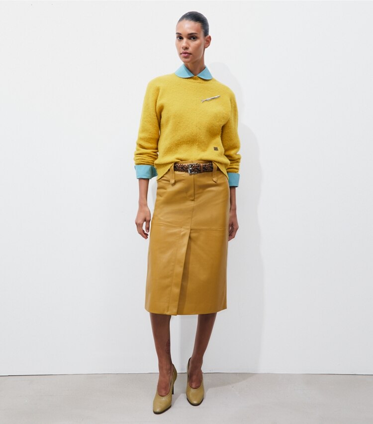 Tory Burch designer bas Jupe en cuir dans Sienna Gold sur modèle, de face